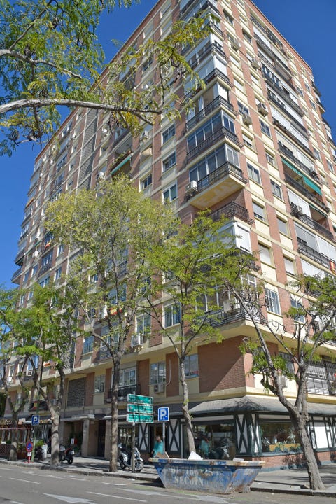 Building, Residential area, Neighbourhood, Condominium, Metropolitan area, Mixed-use, Architecture, Property, Apartment, Urban design, 
