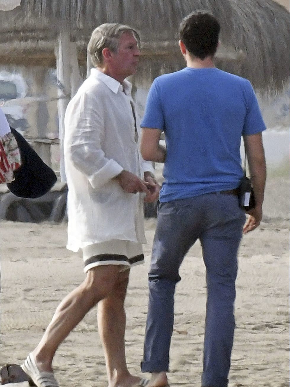 Jeans, Interaction, Leg, Gesture, Shorts, Footwear, Vacation, Photography, Walking, Human leg, 