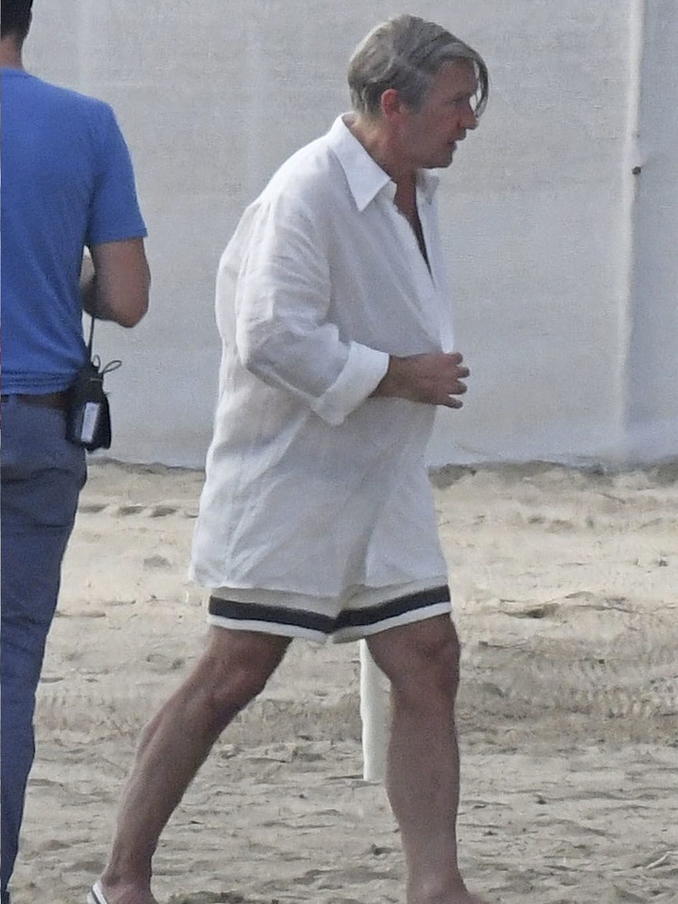 Leg, Human, Human leg, Vacation, Shoe, Gesture, Barefoot, 