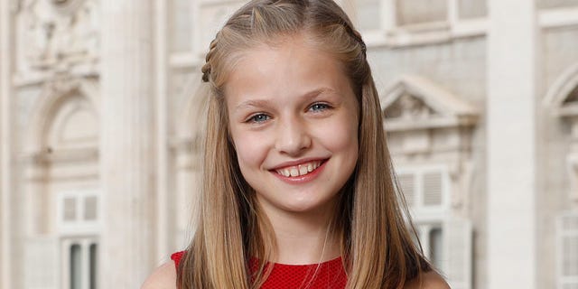 Hair, Face, Facial expression, Smile, Hairstyle, Eyebrow, Head, Blond, Beauty, Skin, 