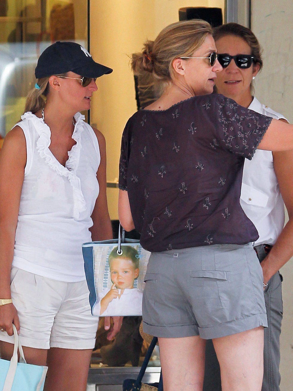 Shoulder, Fashion, Shorts, Eyewear, Interaction, Leg, Waist, Fun, Muscle, Thigh, 
