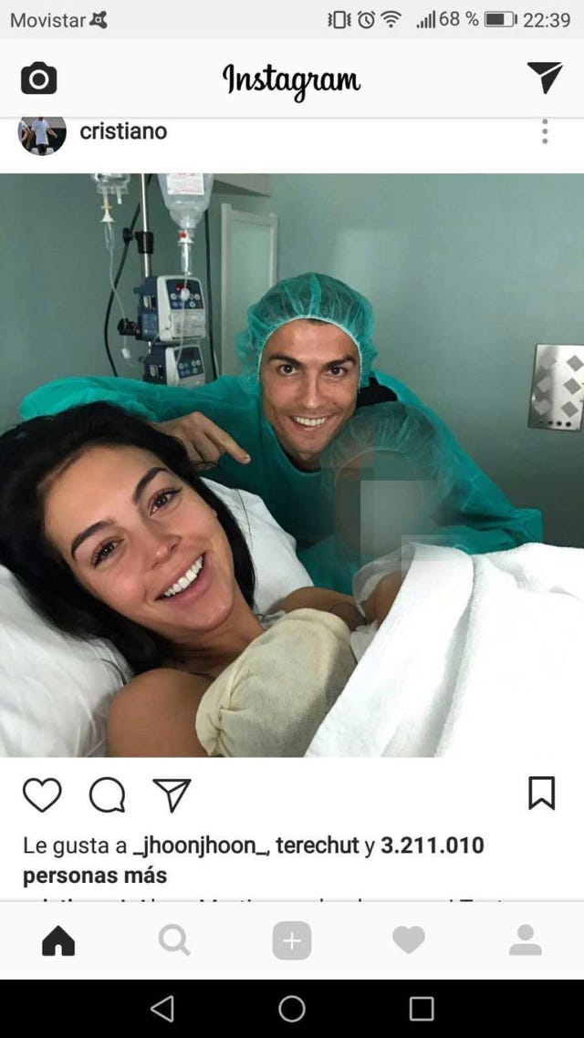 Medical procedure, Hospital, Scrubs, Photography, Photo caption, Selfie, Operating theater, Surgeon, 