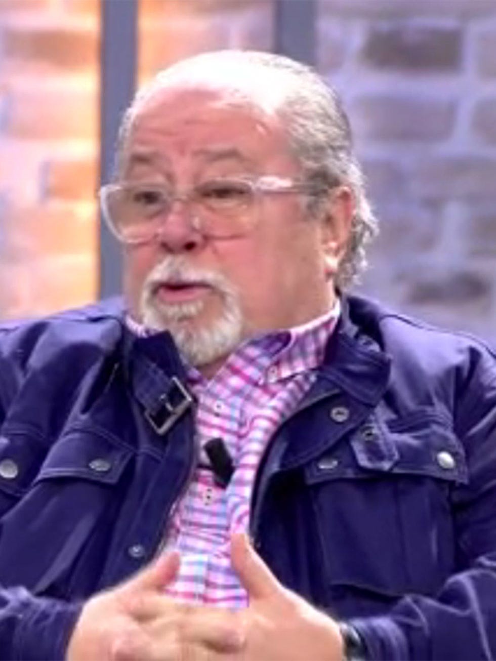 Facial expression, Organ, Human, Elder, Speech, Wrinkle, Public speaking, Facial hair, Spokesperson, Smile, 