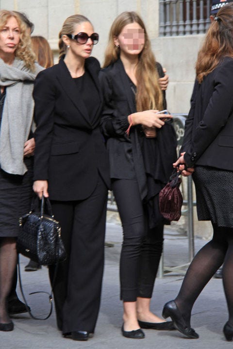 Clothing, Street fashion, Fashion, Blond, Hairstyle, Snapshot, Suit, Footwear, Eyewear, Leg, 