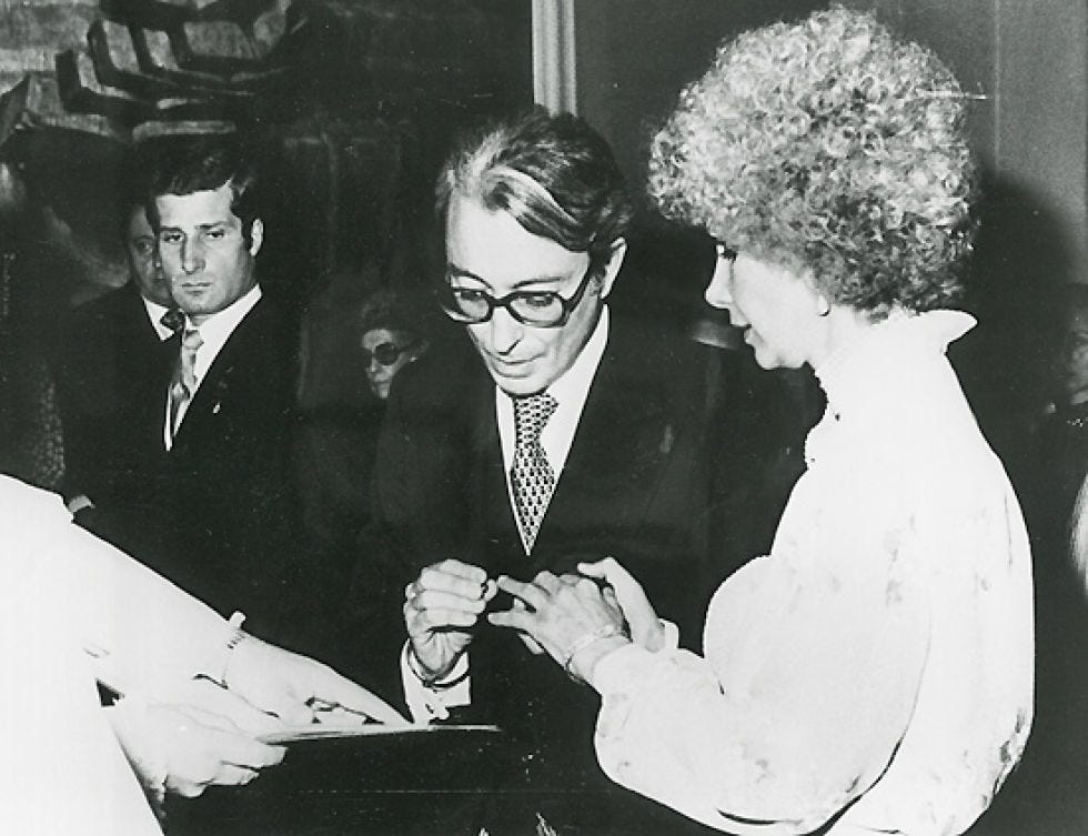 Hair, Glasses, Formal wear, Tie, Jheri curl, White-collar worker, Vintage clothing, Monochrome, Black-and-white, Monochrome photography, 