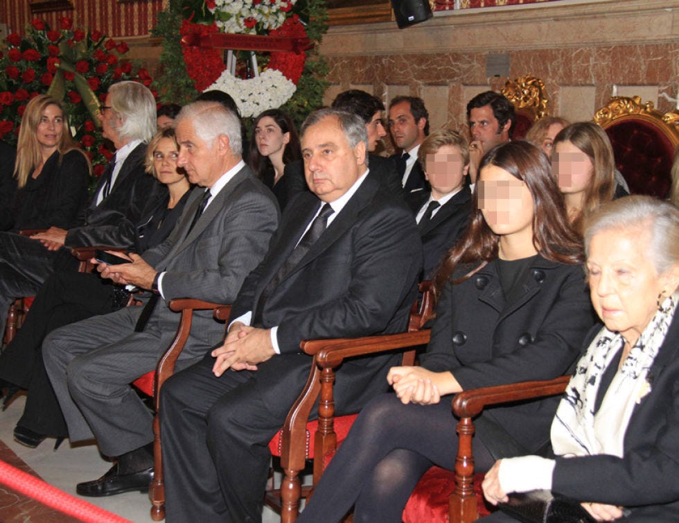 Hair, Shoe, Chair, Tie, Suit trousers, Blazer, Lap, Pantsuit, Audience, Ornament, 