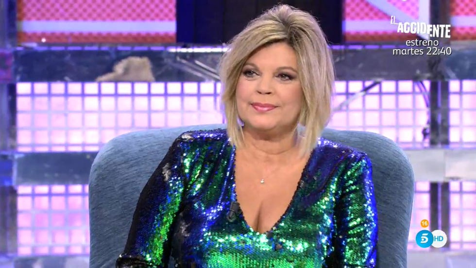 Television presenter, Newsreader, Music artist, Performance, Newscaster, Television program, News, Blond, Event, Talent show, 