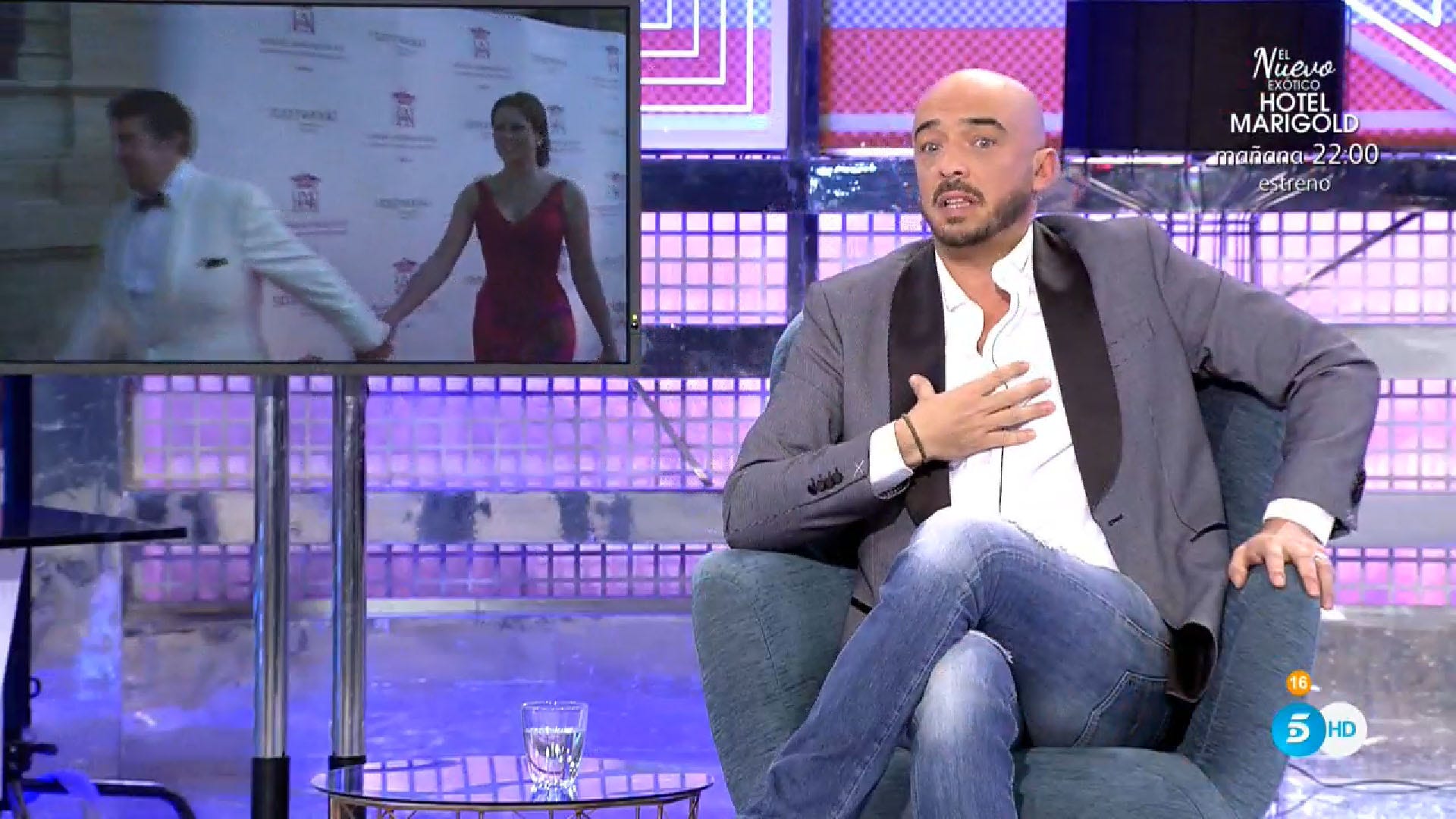 Television program, Newscaster, News, Event, Television presenter, Newsreader, Performance, 