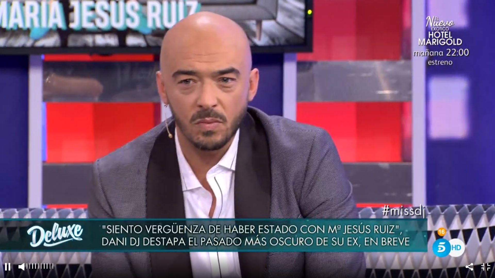 News, Forehead, Newscaster, Chin, Television presenter, Spokesperson, Newsreader, Photo caption, Facial hair, Media, 
