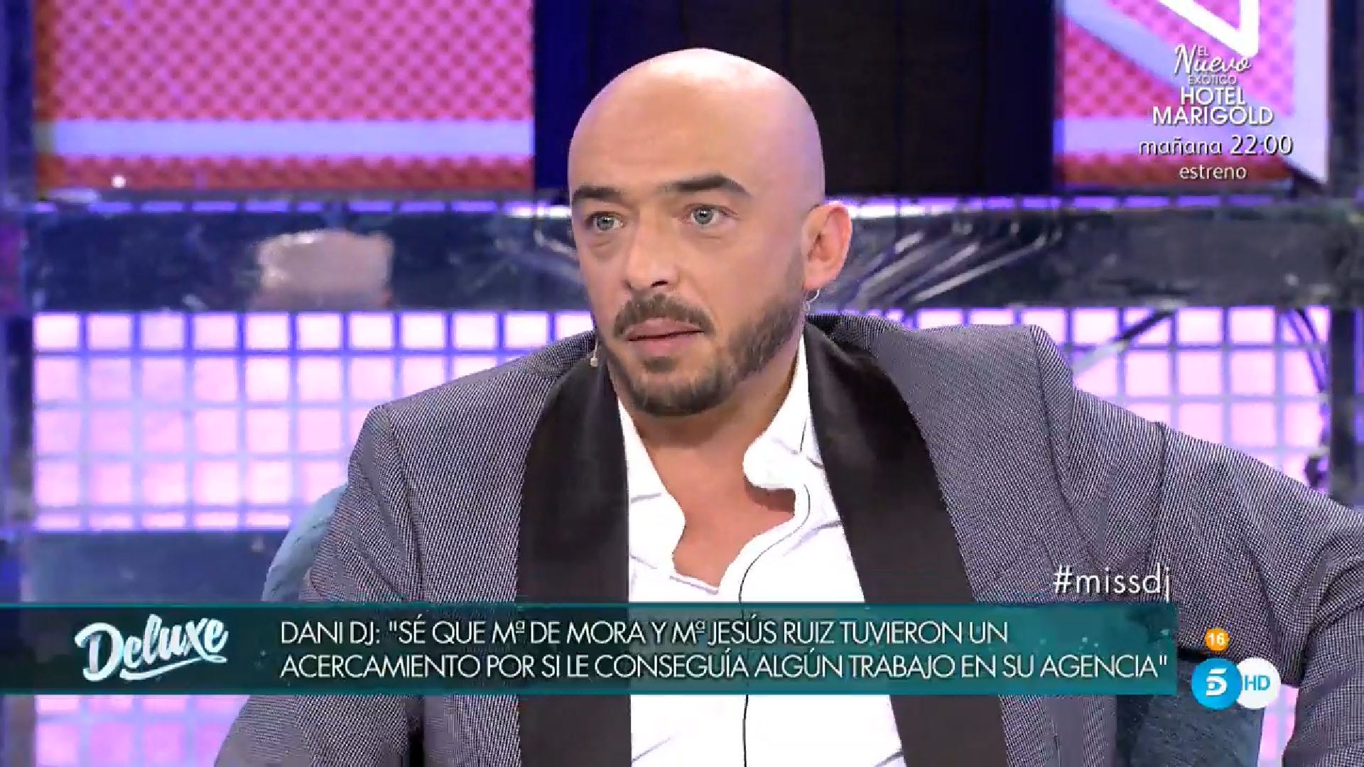 News, Television presenter, Music artist, Forehead, Television program, Newscaster, Newsreader, Media, Photo caption, Speech, 