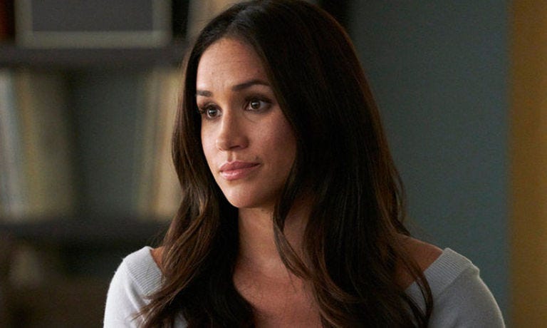 Hair, Face, Hairstyle, Beauty, Eyebrow, Lip, Brown hair, Long hair, Chin, Layered hair, 