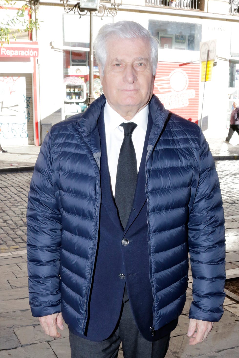 Suit, Clothing, Jacket, Outerwear, Blazer, Fashion, Formal wear, Top, Collar, White-collar worker, 