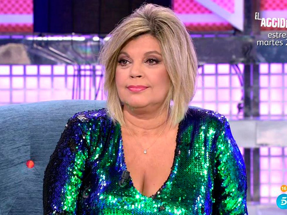 Television presenter, Newsreader, Blond, Newscaster, Performance, Music artist, Event, Singer, Smile, News, 