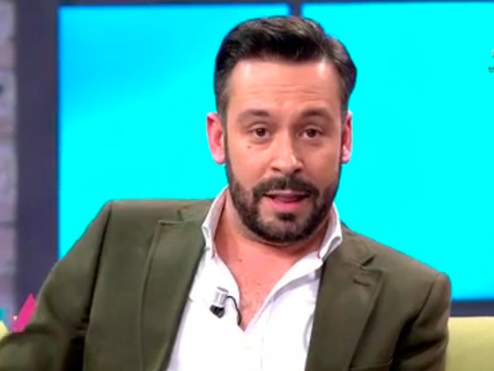 Hair, Facial hair, Facial expression, Spokesperson, Moustache, Speech, Forehead, Chin, Beard, Hairstyle, 
