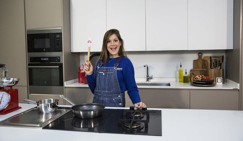 Kitchen, Countertop, Cooking, Room, Cook, Gas stove, Stove, Homemaker, Cookware and bakeware, Cooking show, 