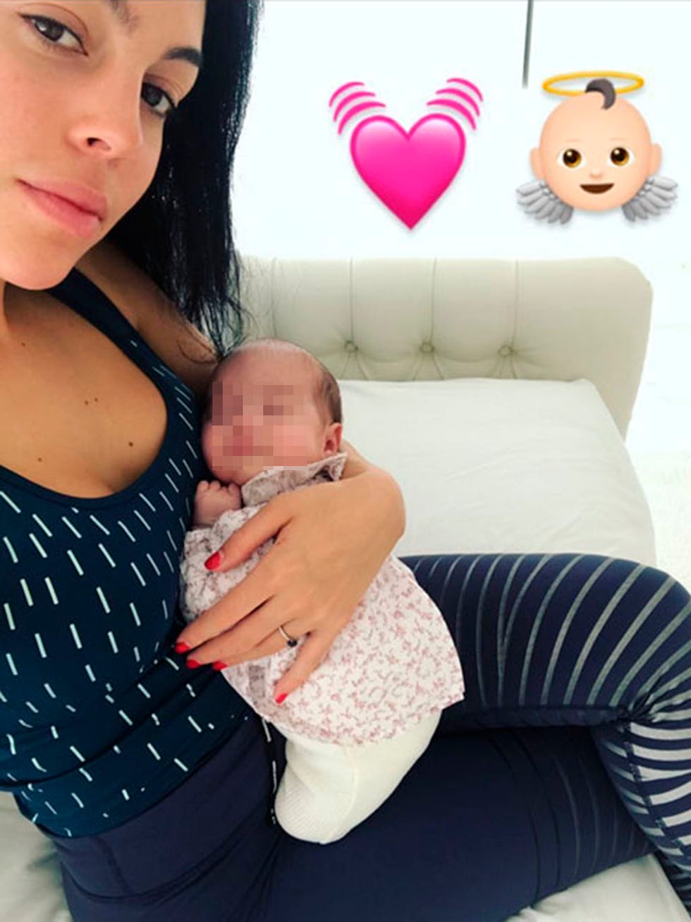 Abdomen, Child, Pink, Finger, Leg, Trunk, Stomach, Thigh, Black hair, Waist, 