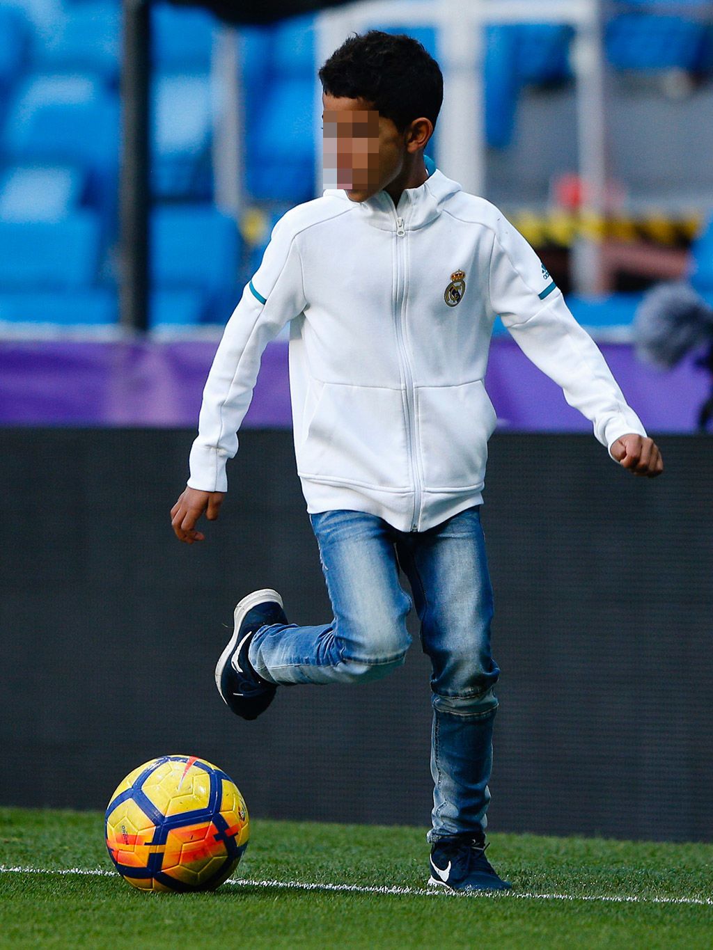 Sports, Soccer, Ball game, Soccer player, Player, Football, Football player, Team sport, Sport venue, Sports equipment, 