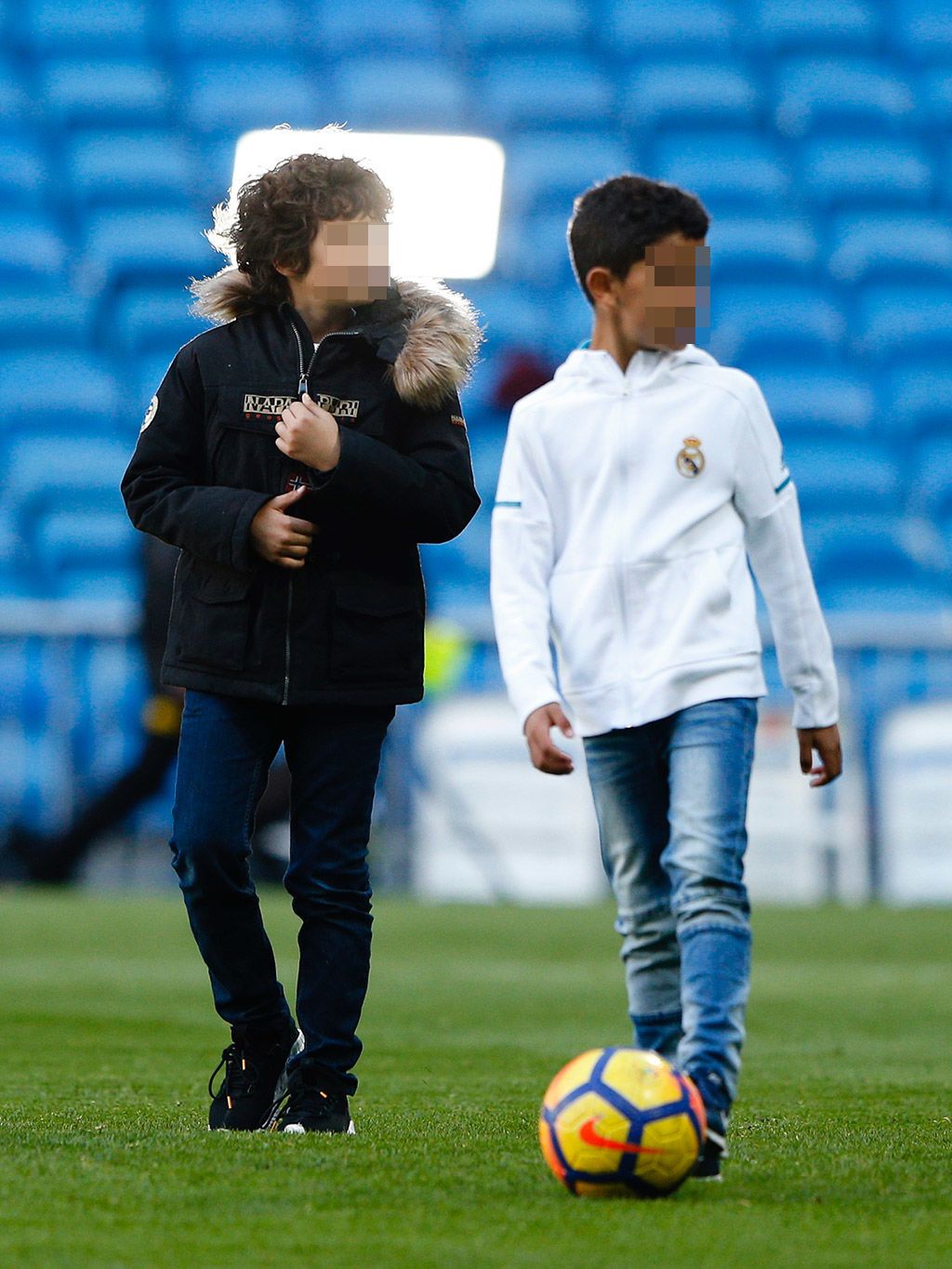 Player, Football, Soccer player, Football player, Sports equipment, Sport venue, Soccer, Team sport, Ball, Ball game, 