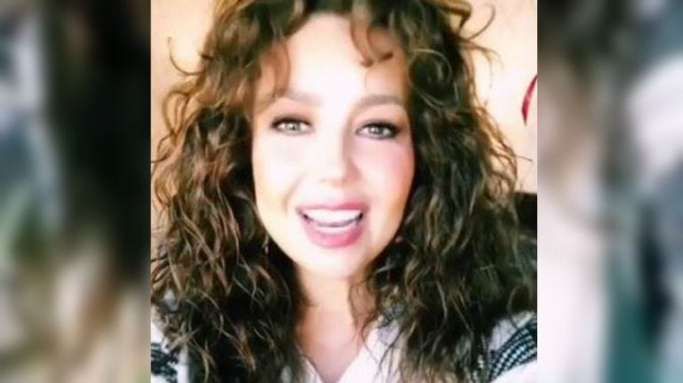 Hair, Face, Eyebrow, Hairstyle, Facial expression, Smile, Nose, Beauty, Brown hair, Chin, 
