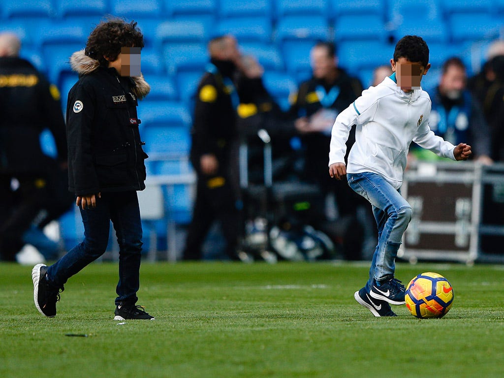 Player, Sports, Sports equipment, Team sport, Ball game, Football, Football player, Soccer, Sport venue, Soccer player, 