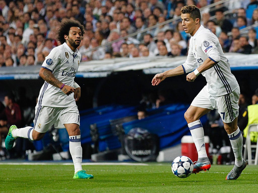 Player, Sports, Sport venue, Sports equipment, Team sport, Ball game, Football player, Soccer player, Soccer, Football, 