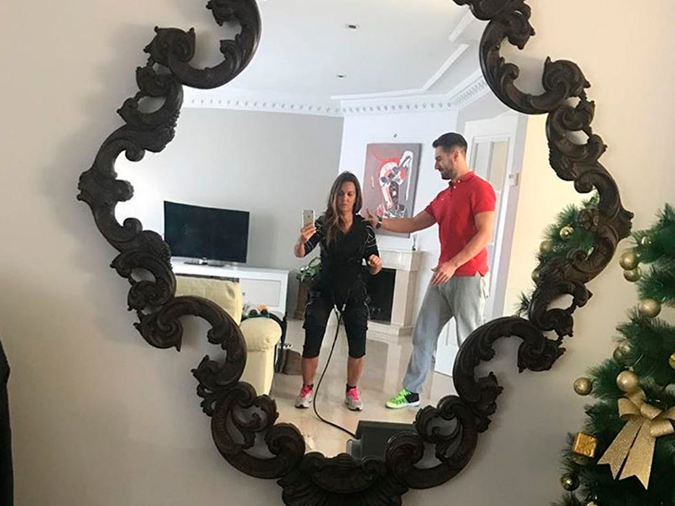 Mirror, Fun, Sculpture, Room, Interior design, Art, 