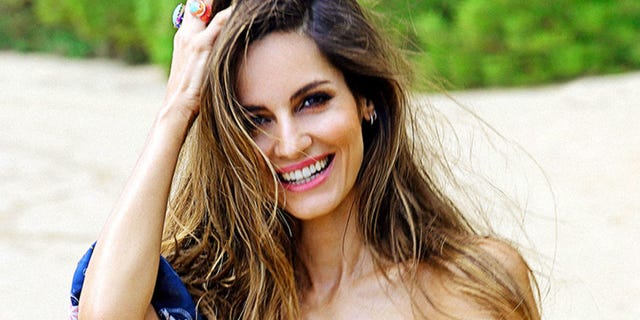 Hair, Face, Facial expression, Beauty, Smile, Hairstyle, Lip, Skin, Long hair, Brown hair, 