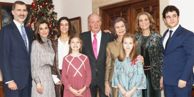 People, Social group, Event, Family taking photos together, Family, Grandparent, Family pictures, Suit, Formal wear, 