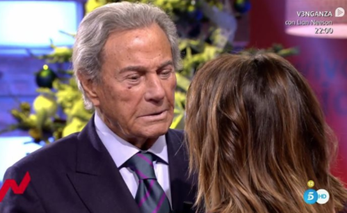 Facial expression, Event, News, Long hair, Suit, Facial hair, Smile, 