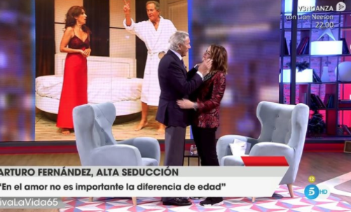 Television program, Event, Room, Interior design, Advertising, Furniture, Leisure, Photo caption, Performance, Screenshot, 