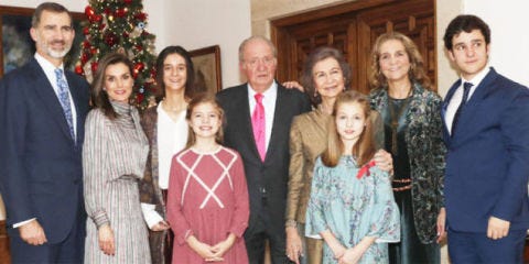 People, Social group, Event, Family taking photos together, Family, Grandparent, Family pictures, Suit, Formal wear, 