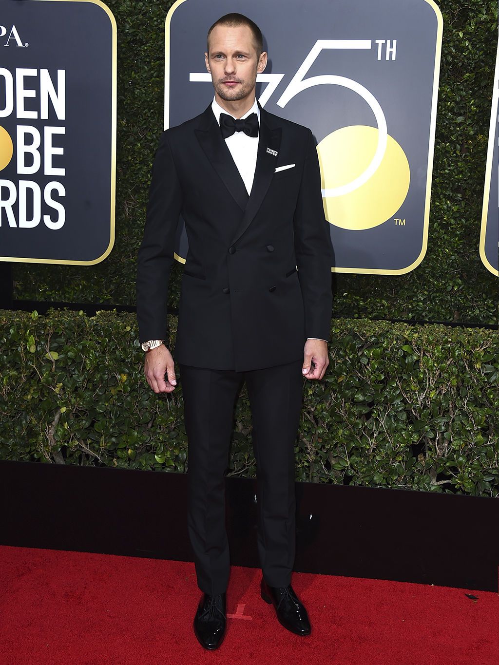 Suit, Red carpet, Formal wear, Carpet, Tuxedo, Clothing, Blazer, Flooring, Premiere, Pantsuit, 