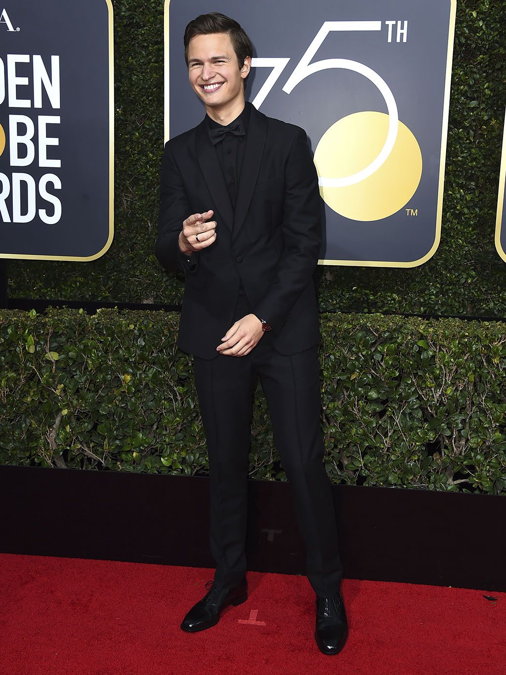 Red carpet, Carpet, Suit, Premiere, Formal wear, Flooring, Footwear, Tuxedo, Style, 
