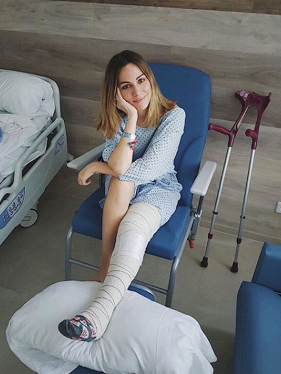 White, Leg, Sitting, Knee, Arm, Joint, Sportswear, Thigh, Human leg, Jeans, 