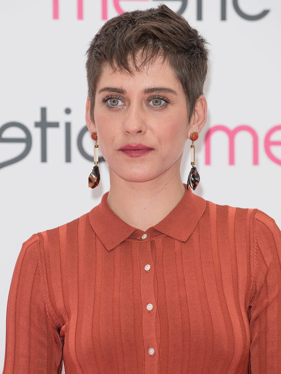 Hair, Face, Hairstyle, Chin, Forehead, Premiere, Brown hair, Lip, Peach, Neck, 