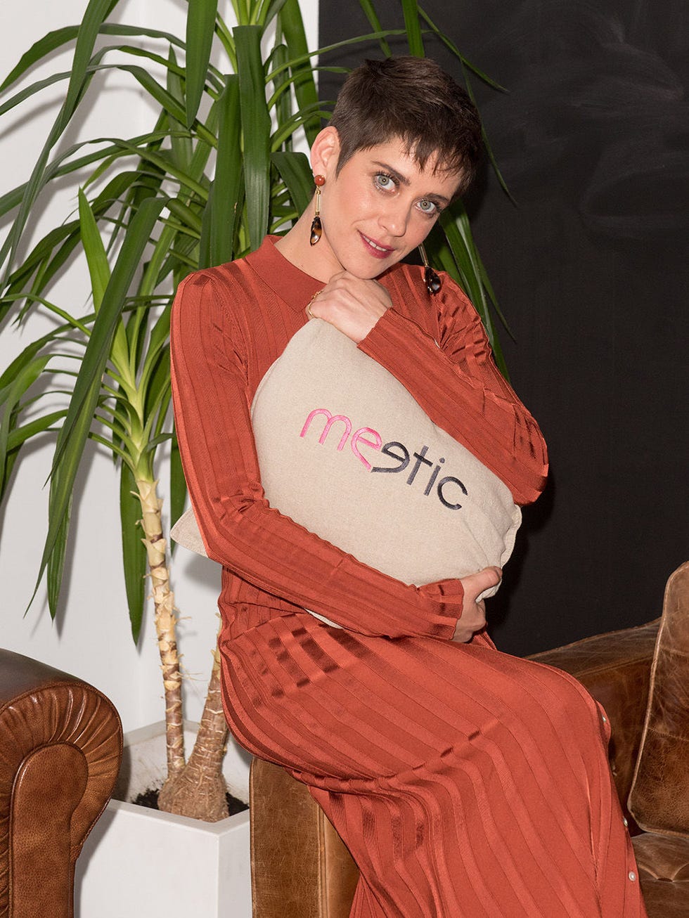 Long hair, Peach, Sari, Black hair, Sitting, Photo shoot, Neck, Abdomen, Furniture, Fashion design, 