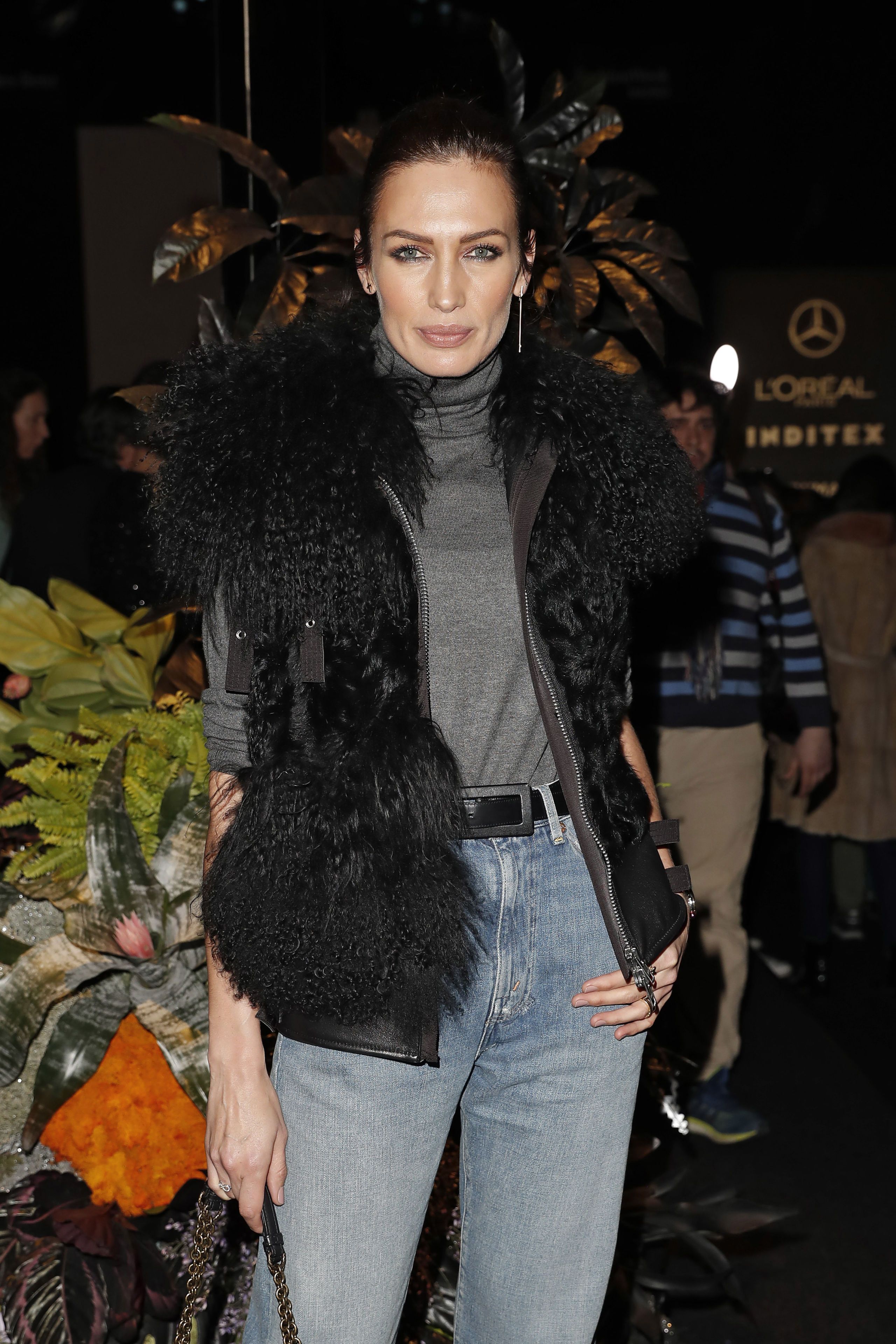 Hair, Fashion, Fur, Hairstyle, Black hair, Long hair, Outerwear, Fashion design, Textile, Fur clothing, 