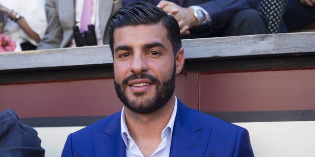 Facial hair, Hair, Beard, Moustache, Forehead, Hairstyle, Chin, White-collar worker, Jaw, Smile, Facial hair, Hair, Beard, Moustache, Forehead, Hairstyle, Chin, White-collar worker, Jaw, Smile,