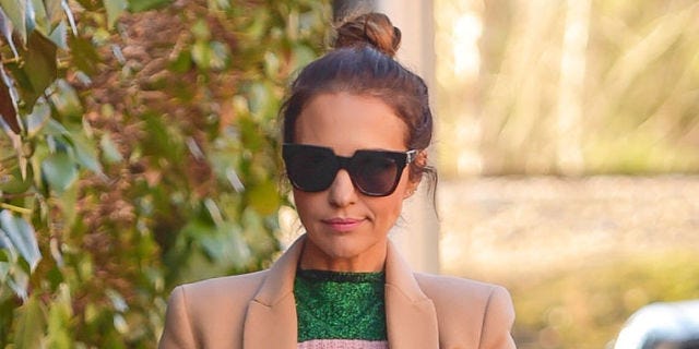 Eyewear, Sunglasses, Hair, Face, Glasses, Street fashion, Beauty, Hairstyle, Lip, Fashion, 