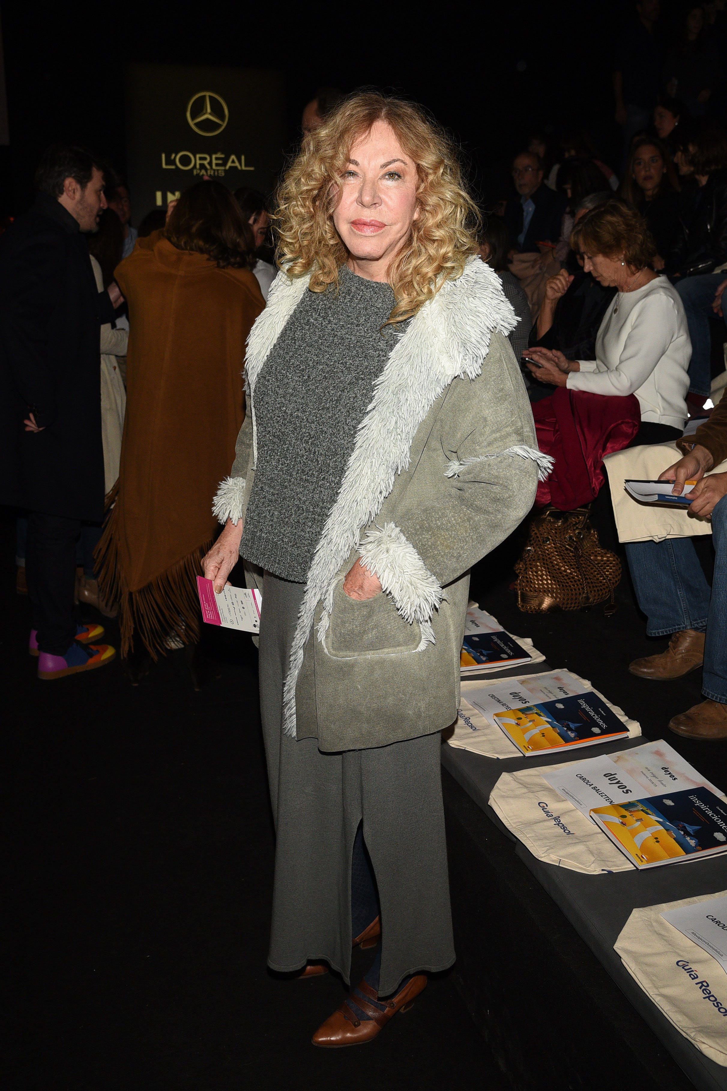 Fashion, Event, Outerwear, Fun, Fashion design, Fur, Suit, Coat, Premiere, 