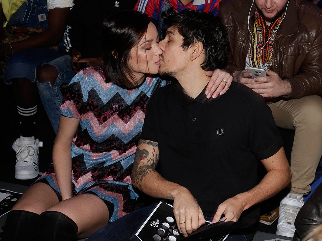 Fashion, Leg, Thigh, Interaction, Event, Fun, Party, Games, Black hair, Sitting, 