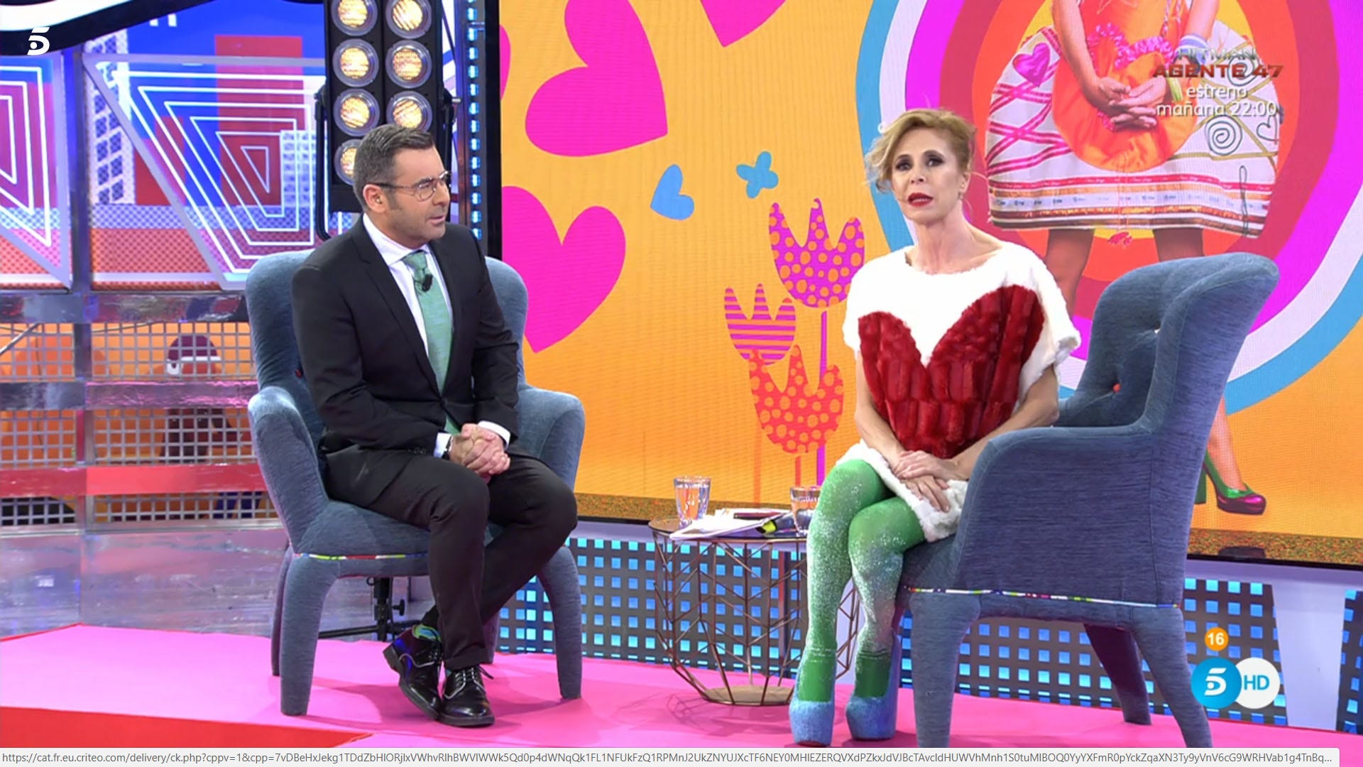 Pink, Event, Fun, Magenta, Television program, Sitting, Leisure, Performance, Art, 