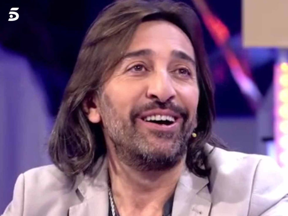 Facial hair, Hair, Beard, Facial expression, Nose, Hairstyle, Eyebrow, Forehead, Singing, Chin, 