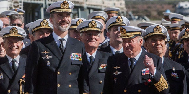 Military officer, Military uniform, Military rank, Uniform, Military person, Official, Naval officer, Police officer, Admiral, Military, 