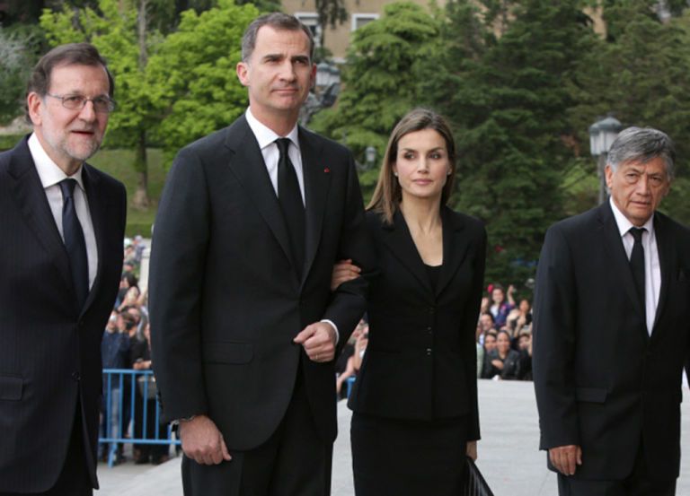 Event, Suit, White-collar worker, Formal wear, Businessperson, Tuxedo, Gesture, Official, 