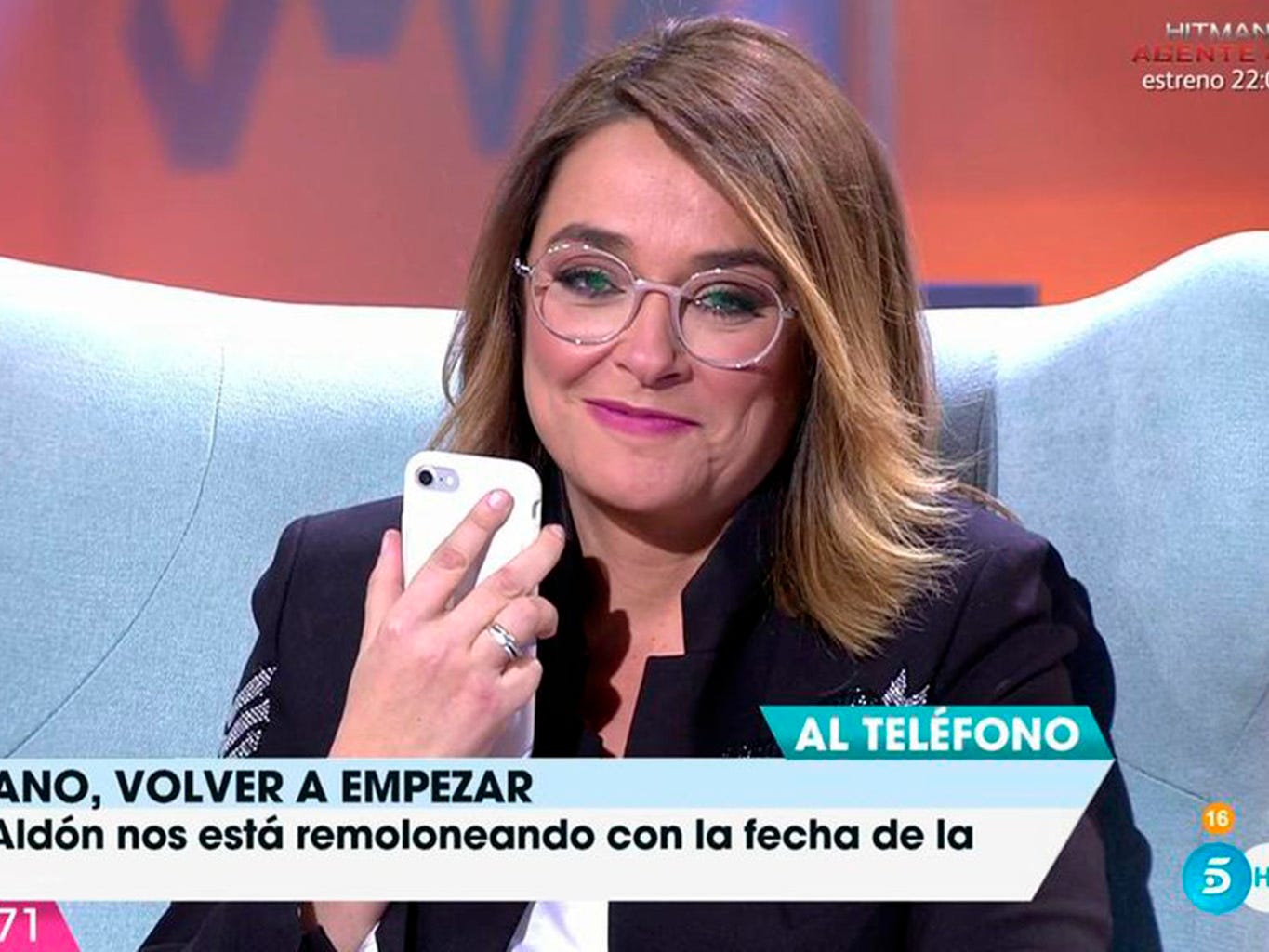 Eyewear, Blond, Glasses, Technology, Photo caption, Photography, Electronic device, Vision care, Long hair, Media, 