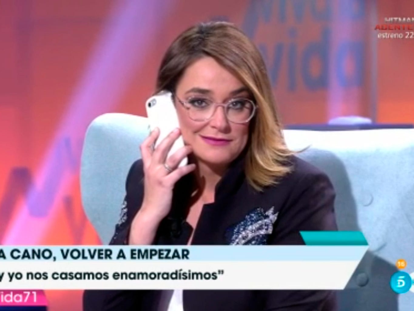 Eyewear, News, Facial expression, Television presenter, Blond, Skin, Nose, Cheek, Spokesperson, Chin, 