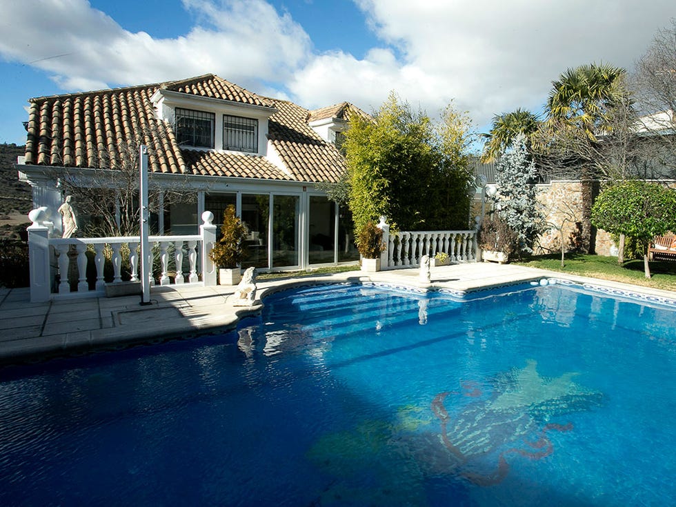 Property, Swimming pool, House, Building, Home, Real estate, Sky, Estate, Architecture, Villa, 