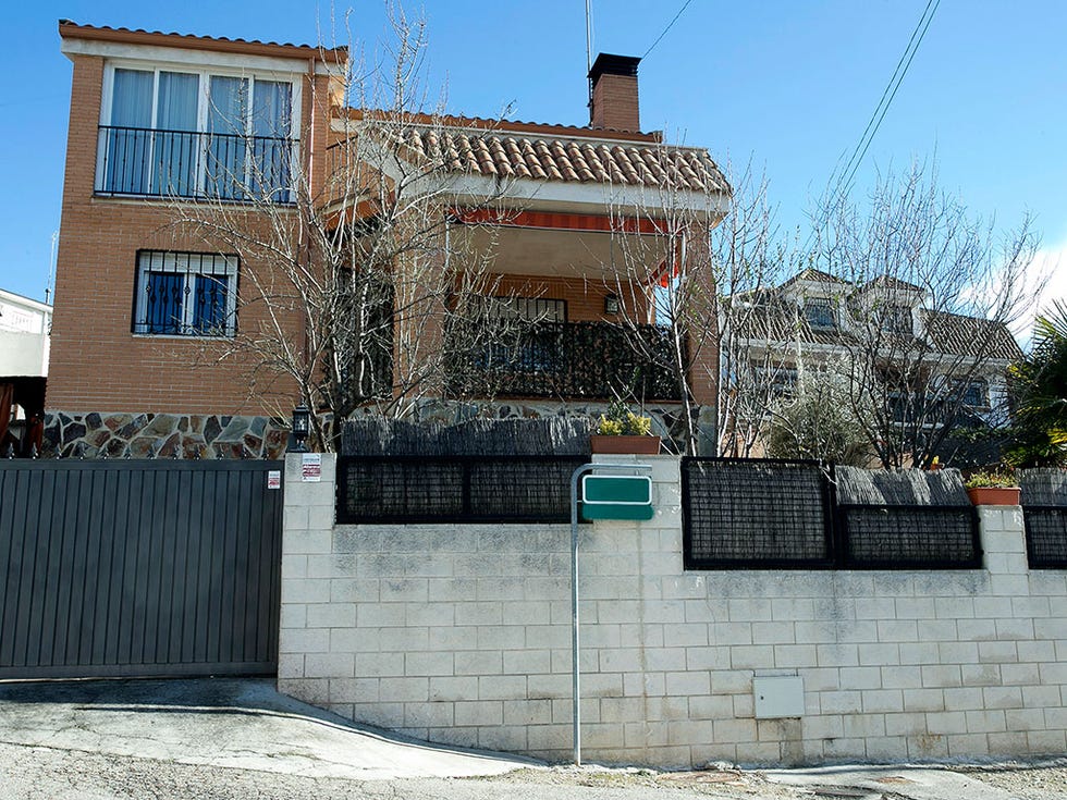 Residential area, Wall, Property, Neighbourhood, House, Building, Architecture, Urban area, Home, Real estate, 