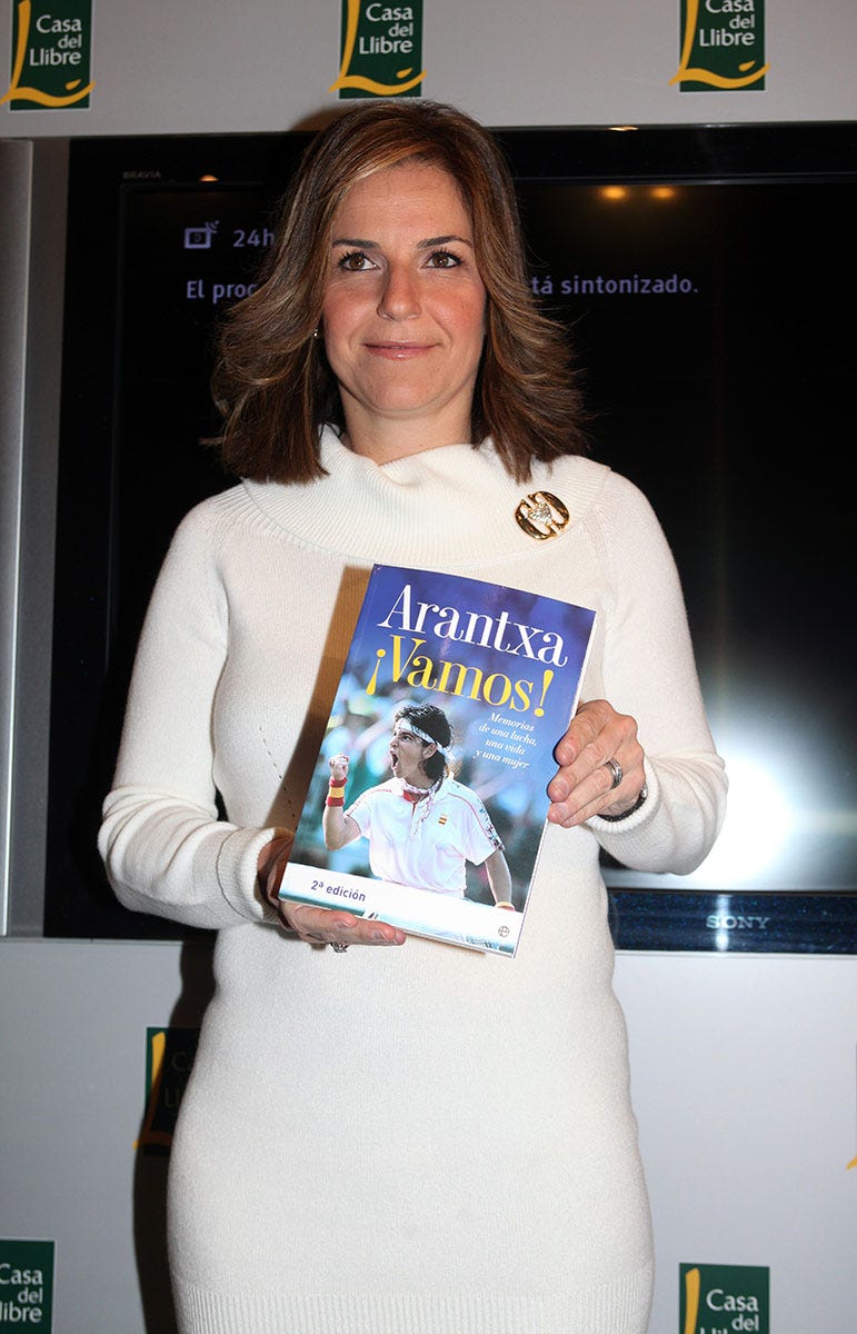arantxa con su libro